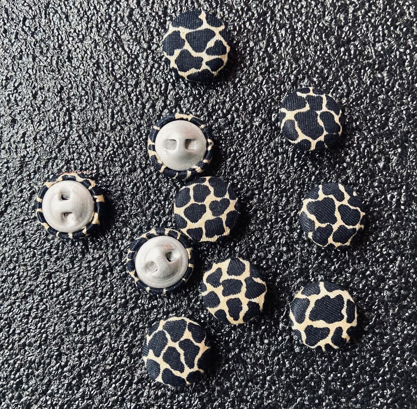 Bottoni: Schöne Leopard Stoffknöpfe *Mix* – Nuovo (secondo la descrizione) da Zuerich venduto da Perlen-Decor 1