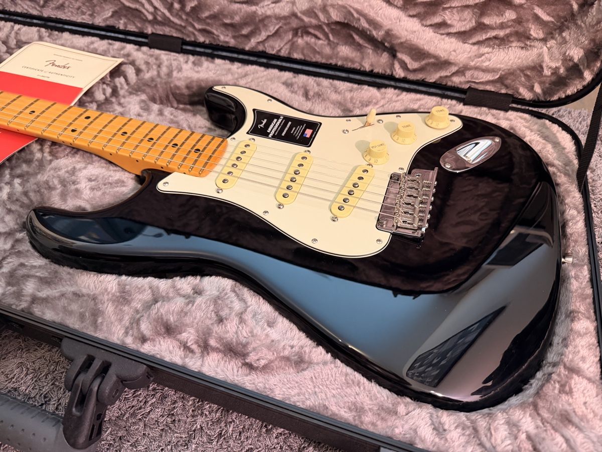 Fender Strumenti musicali: Fender American Pro II Strat Black – Nuovo (secondo la descrizione) da Winterthur venduto da R2D_Y7C