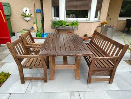 Gartentisch mit Bank und Stühlen