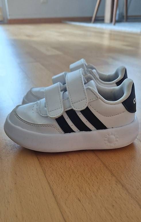 Scarpe per ragazzi: Adidas Kinderschuhe Gr. 25  – Usato da Henggart venduto da c.s.sturzenegger