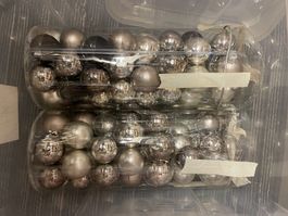 Christbaumkugeln und Schmuck