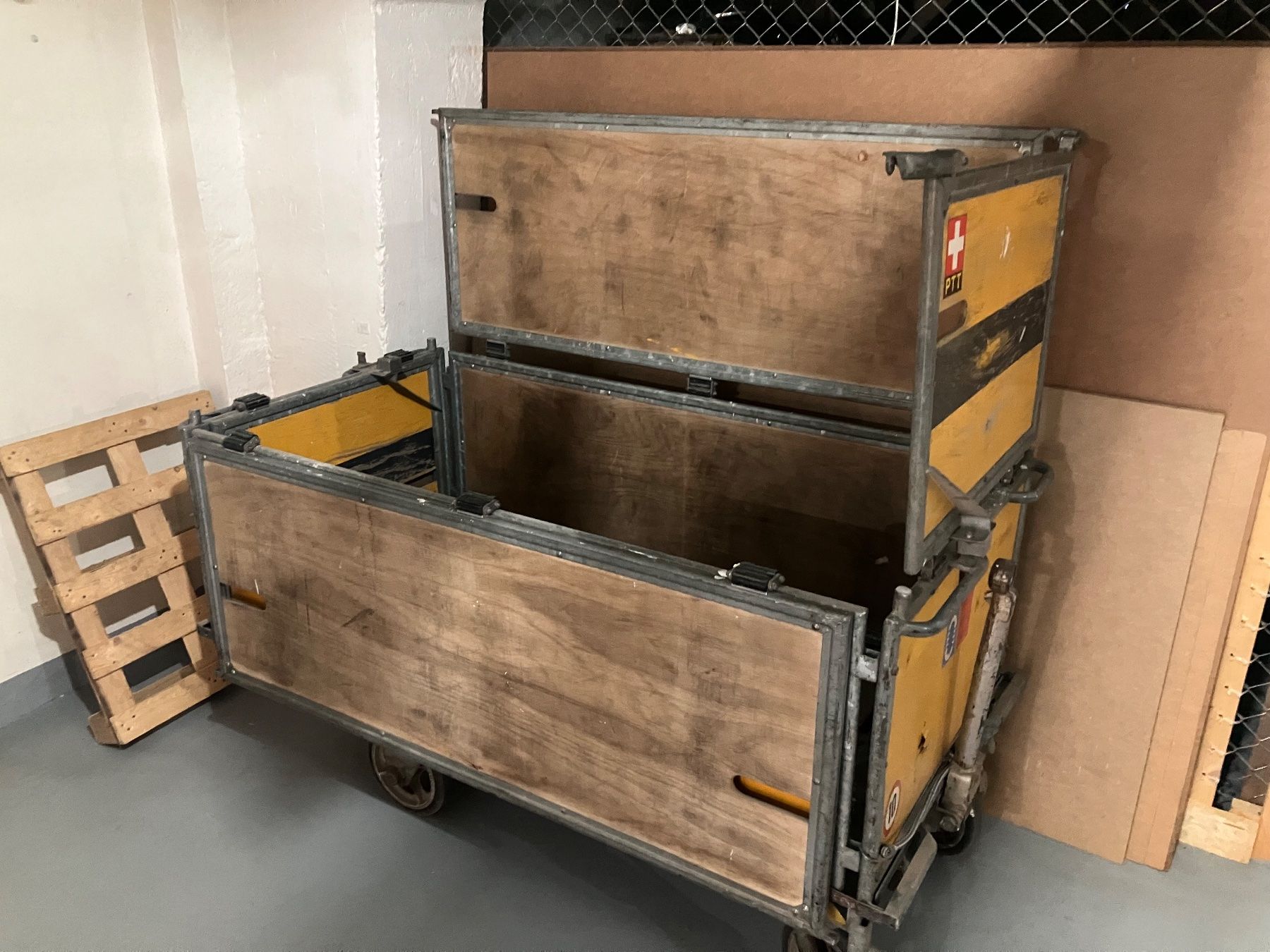 Banconi: Original PTT Wagen Schweizer Post 1970 – Usato da Erlenbach im Simmental! venduto da Simmentaler-Perlen 5