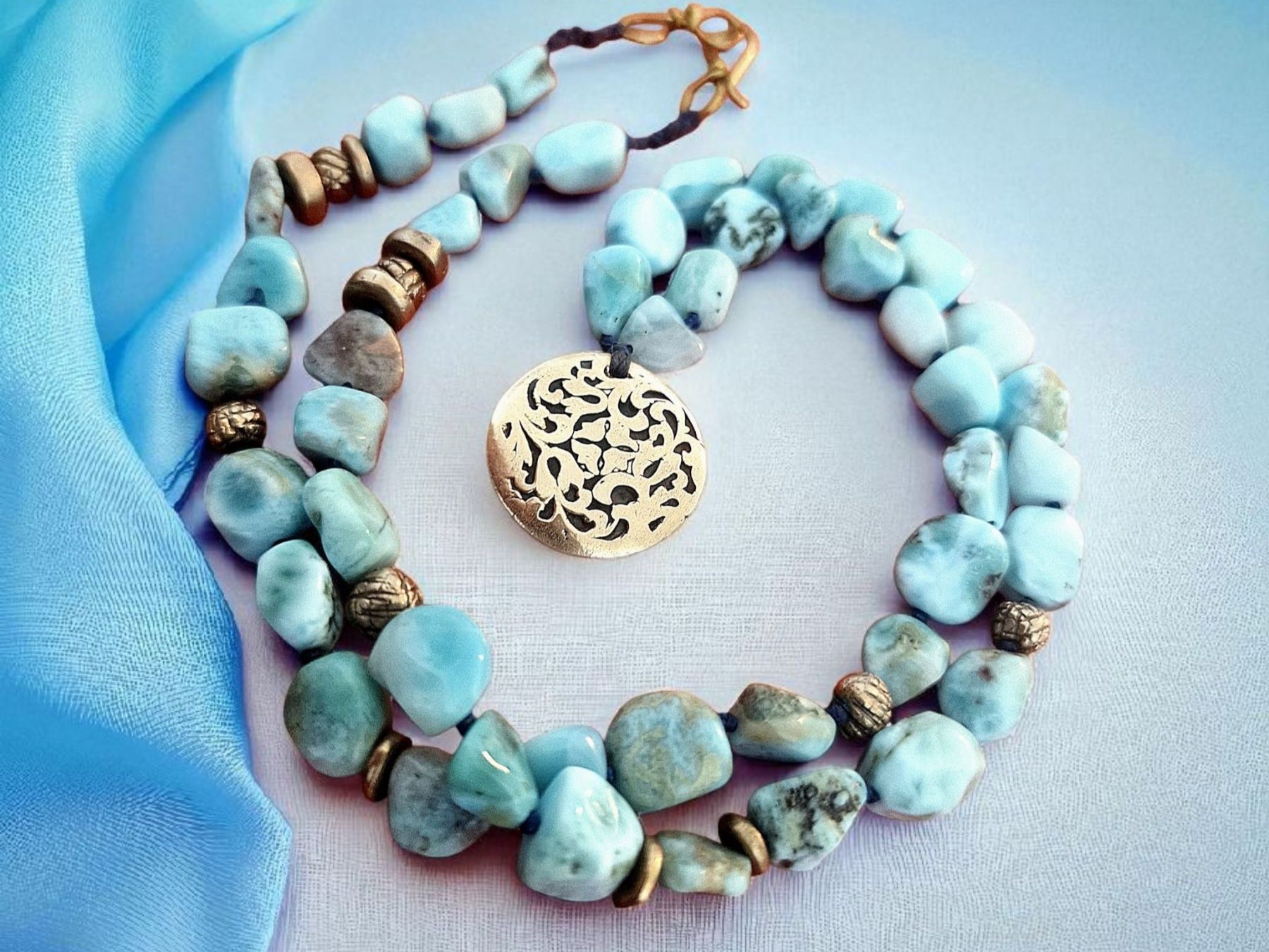 Catenine: Kette Larimar, geknöpft, mit handgemachten Bronze-Elementen – Nuovo e nell'imballaggio originale da Aarau venduto da Schmuckhoehle_MD