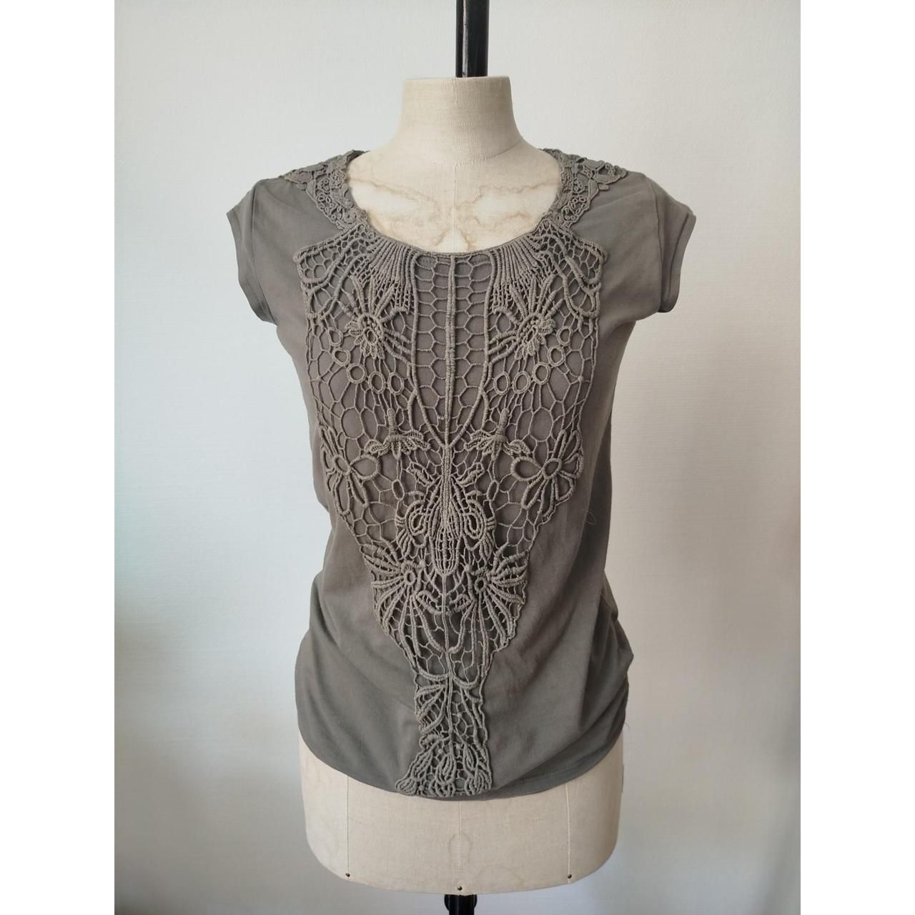 Nafnaf T-shirts: Boho-Shirt mit aufgearbeiteter Spitze – D'occasion à St. Gallen par jbu_ns6v