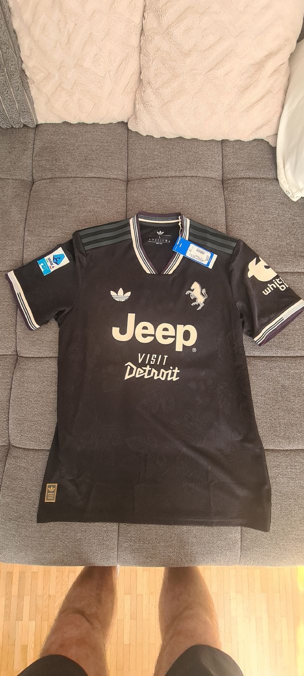 Juventus Maillots de corps & Pantalons: Juventus Authentic Trikot 25/26 – Neuf avec emballage d'origine à Frauenfeld par mas1750