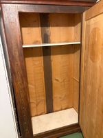 Brauner Schrank mit Tablar