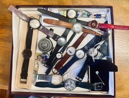 Konvolut Armbanduhren und Anstecknadel diverse Marken