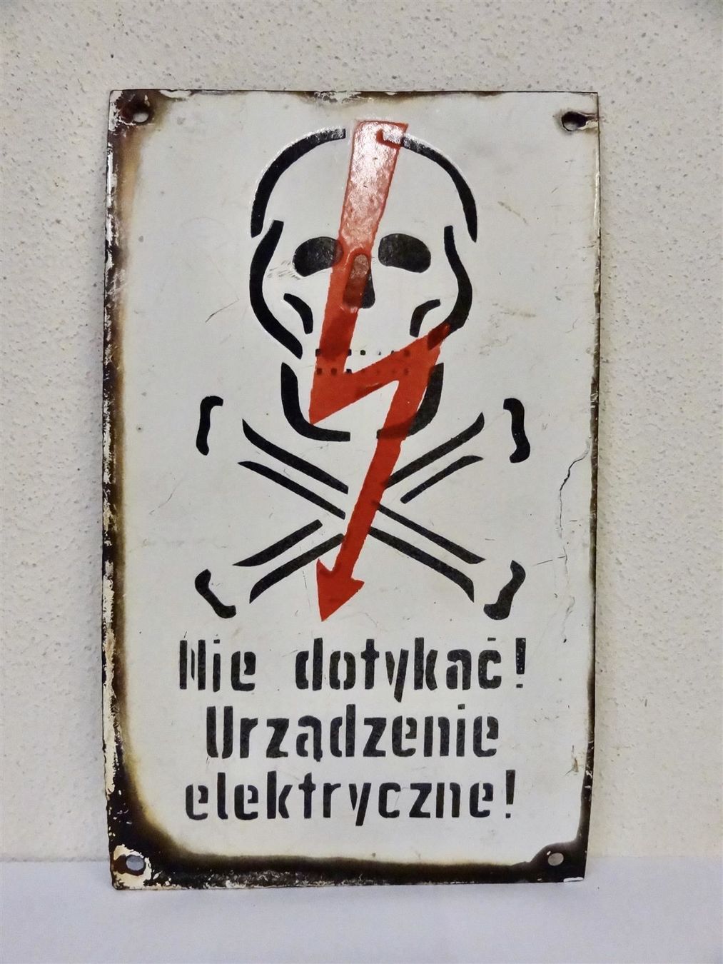 Insegne: Emailschild NIE DOTYKAC! TOTENKOPF BLITZ – Usato da Kerzers venduto da bottlesandboxes 1