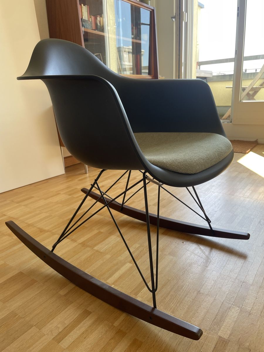 Eames Sedie: Vitra Eames Chair / Schaukelstuhl – Usato da Basel venduto da eri_gnh2