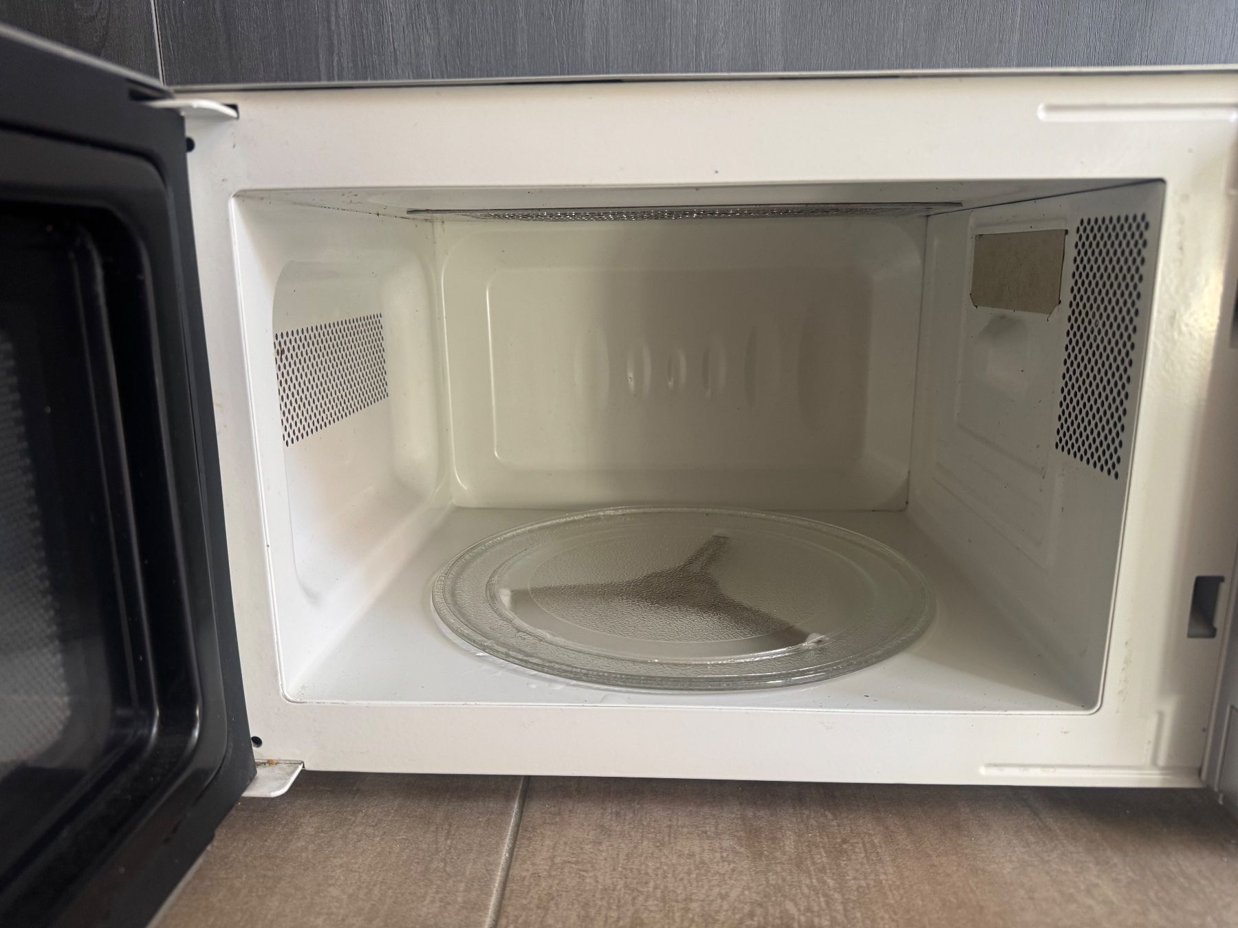 Rotel Elettrodomestici da cucina: Mikrowelle Rotel MW 503 Grill gebraucht – Usato da Uetliburg SG venduto da CostaTools 1