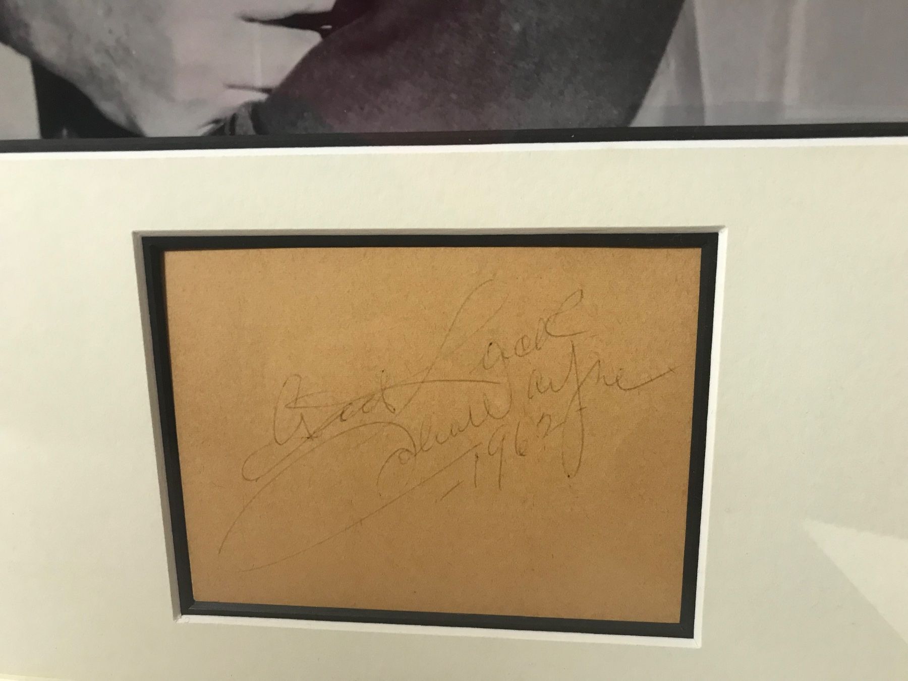 Autografi: JOHN WAYNE - handsigniert & eingerahmt (39 x 55cm) mit COA – Usato da Stallikon venduto da Hollywood7 1