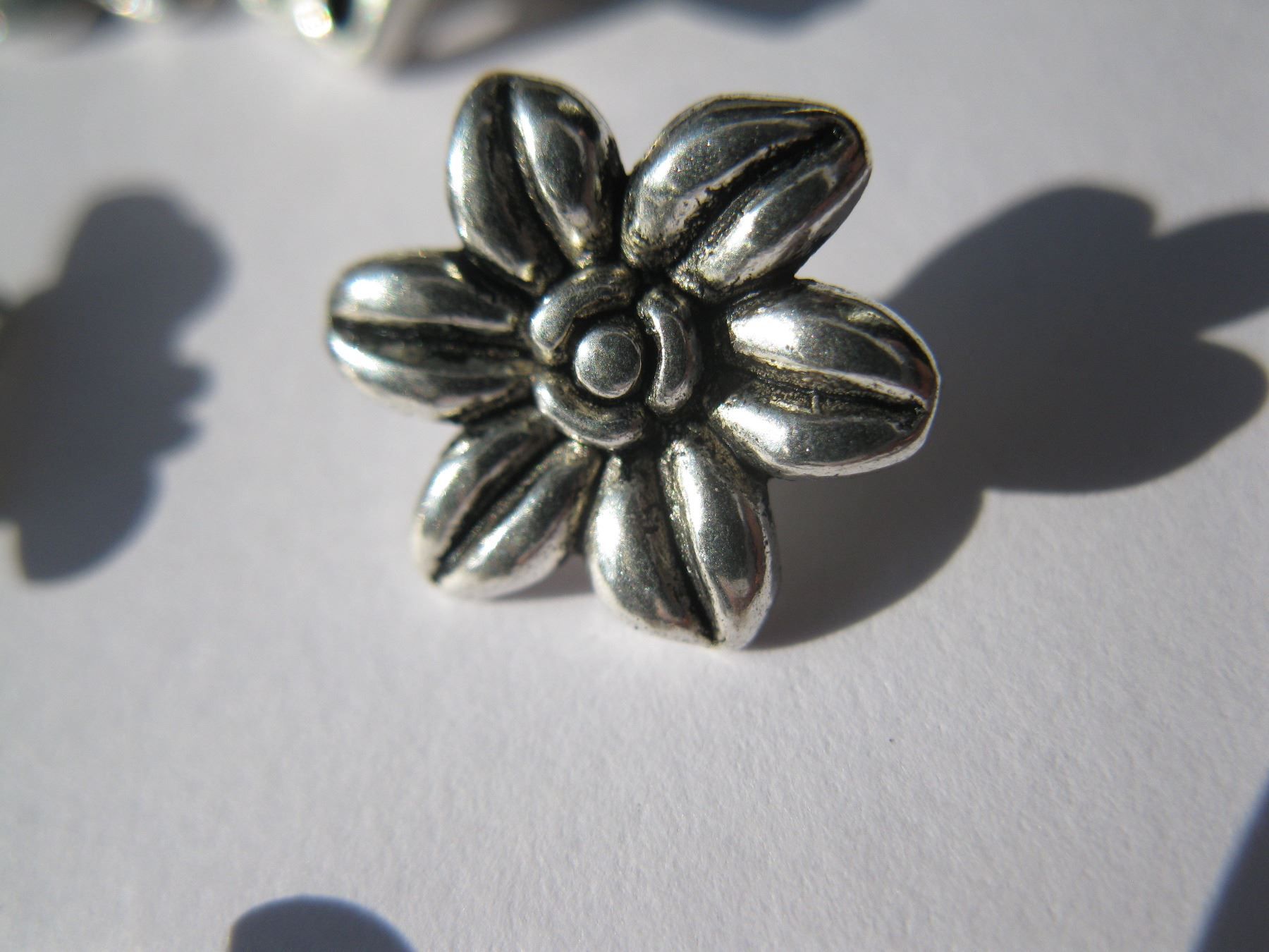 Perlen (unechte): 5 Zierelemente Edelweiss 14mm – Neu und originalverpackt aus St. Margarethen TG von LuanaKa