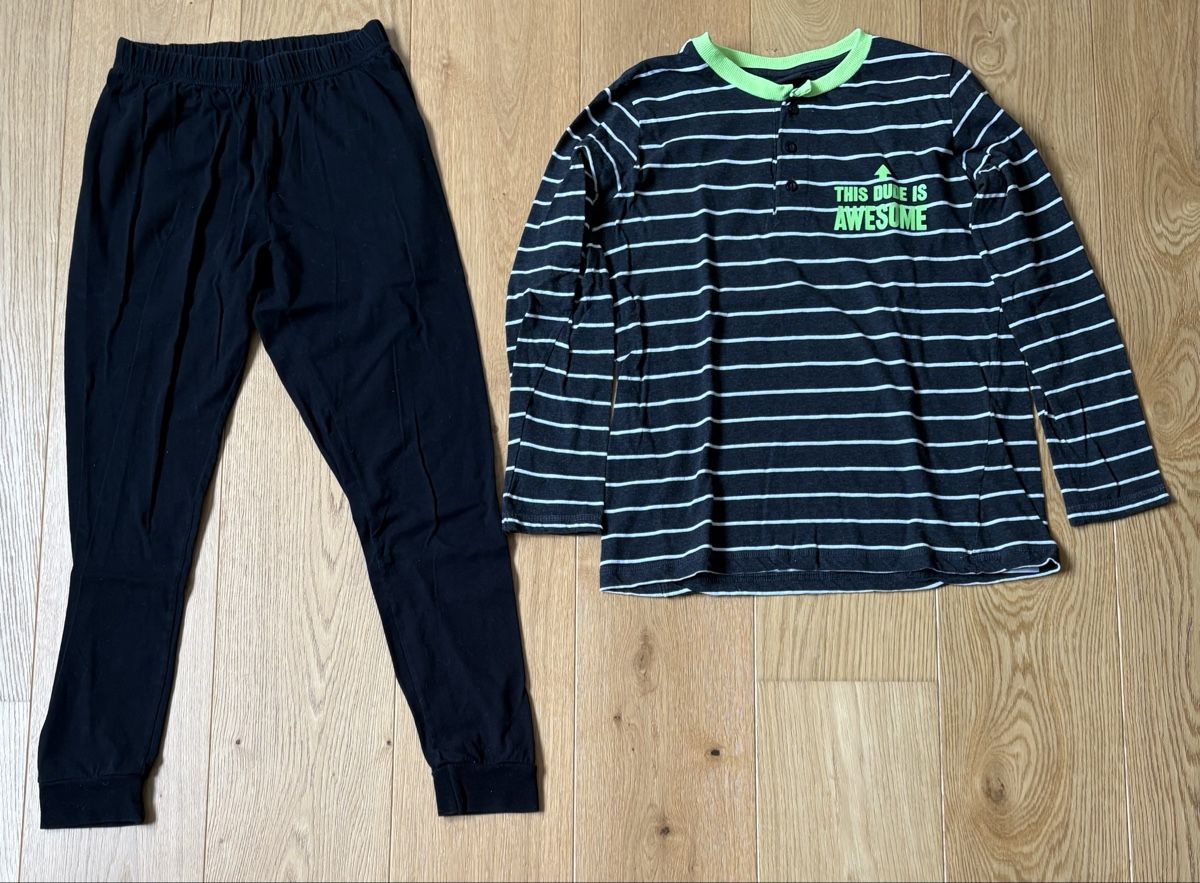 Pyjamas: Schlafanzug Grösse 146/152 – D'occasion à Eglisau par SN_BEX