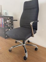 Bürostuhl grau mit Armlehnen gut erhalten 