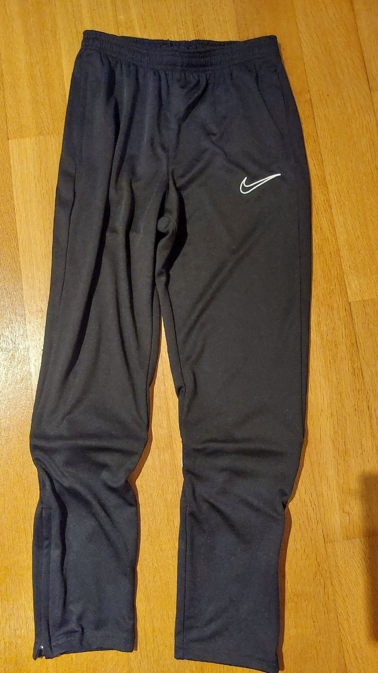 Nike Pantaloni: NIKE Sport Hose passend CH36 oder Jugend 164 – Usato da Balsthal venduto da Trendline55