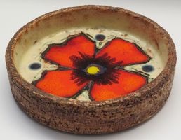 Keramik-Schale, innen mit roter Blume emailliert, 1970er