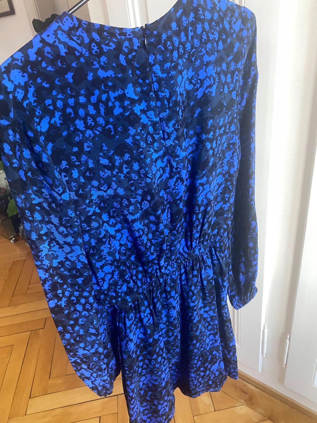 Kookai Robes: Belle robe  KOOKAI taille 34 en 100% cupro – D'occasion à Küssnacht am Rigi par CALIFRASQUI 1