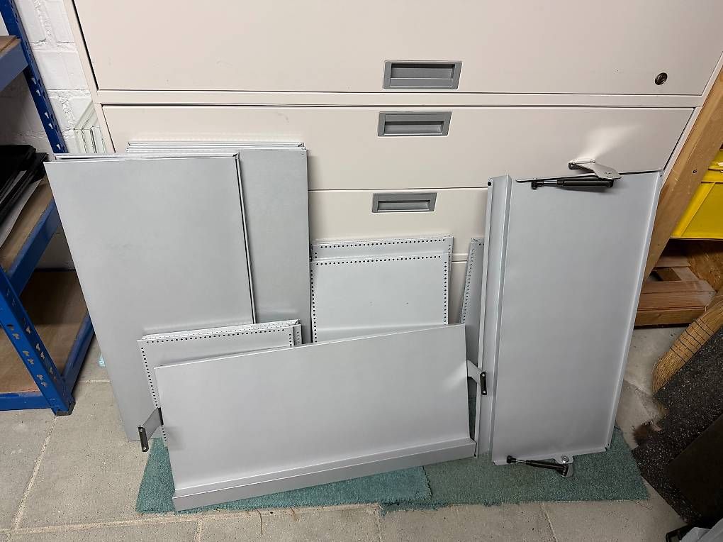 USM Scaffali: Diverse USM Bleche Farbe Silber – Usato da Schalunen venduto da Schwende2 2
