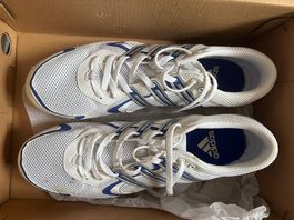 A vendre chaussures pointes ADIDAS,  taille 44, peu mises