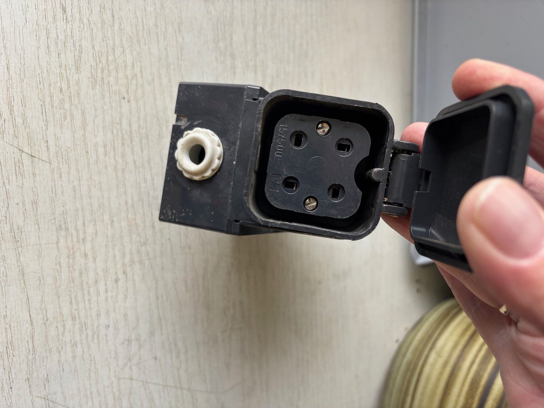 Spine: I15 Stecker und Wandsteckdose 4 polig – Usato da Gerlafingen venduto da Tsuru 2