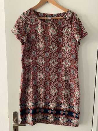 Leichtes Sommerkleid mit afrikanischem Muster