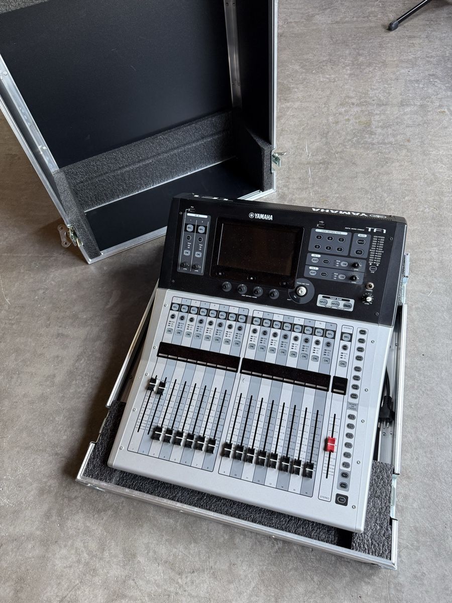Yamaha Console di mixaggio: Yamaha TF-1 Digitalmischpult inkl. Flightcase – Usato da Gams venduto da Manamusic 2