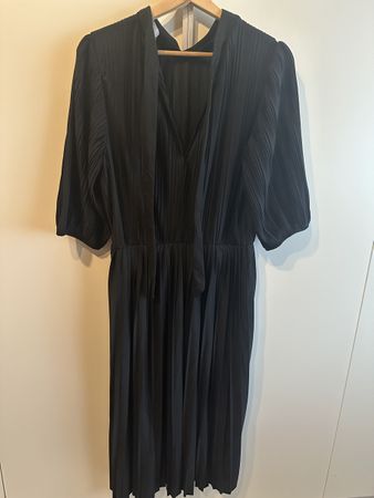 Schwarzes Midikleid von H&M mit Plissee-Optik, Gr. L