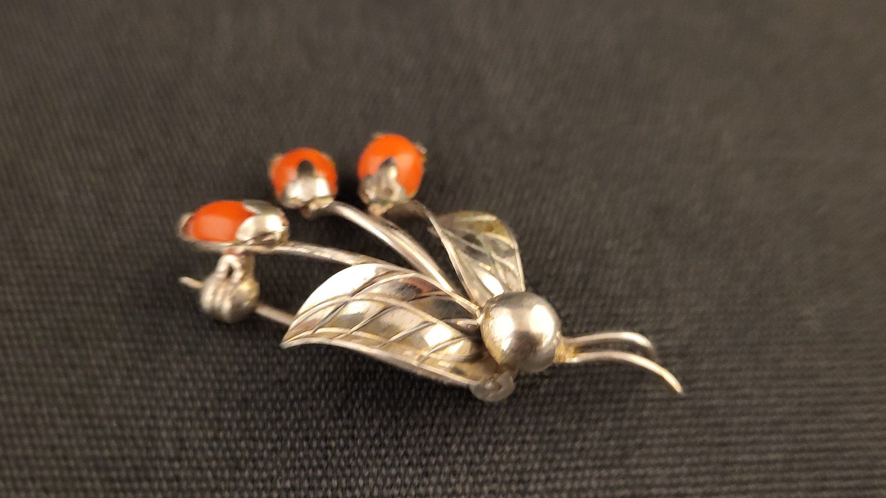 Broches & Aiguilles: Vintage Silber-Brosche mit Korallen – D'occasion à Basel par spinne02 1