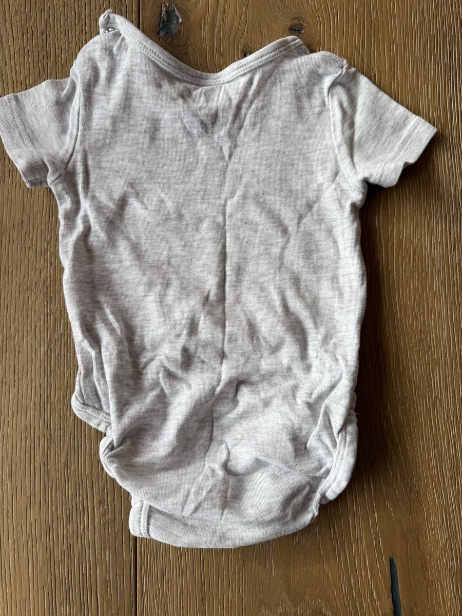 H&M Unterwäsche: Hellgraues Unibody Grösse 68 – Gebraucht aus Pragg-Jenaz von gobrist 1
