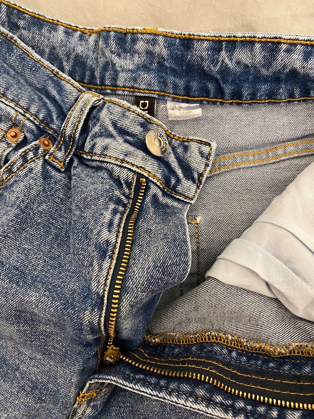 H&M Jeans: H&M Mom Jeans Grösse 36 – Usato da Cham venduto da Eliissa