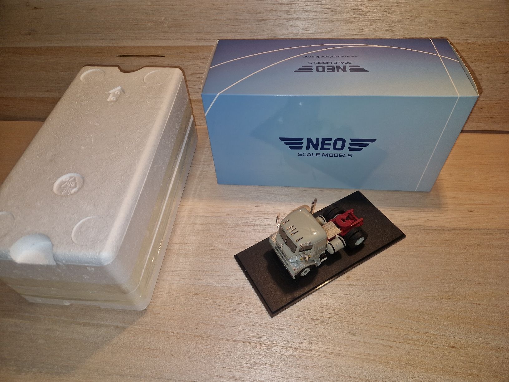 Modellbausätze & Standmodelle: Mack von Neo Scale Models – Neu und originalverpackt aus Zofingen von TR1981 1