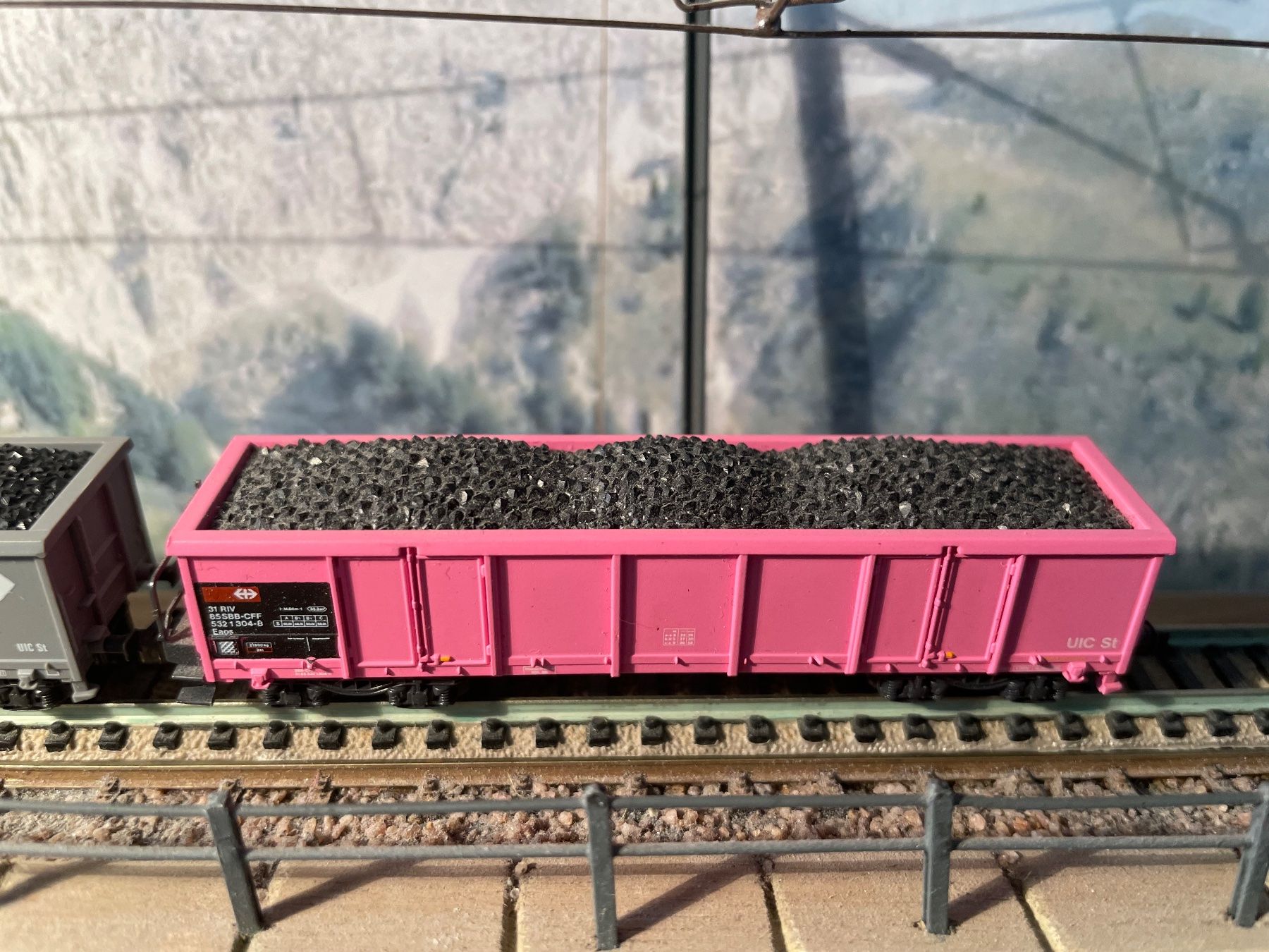 Roco Modelleisenbahnen: Roco Spur N 2x Eanos beladen SBB – Gebraucht aus Rorschach von Karotten 2