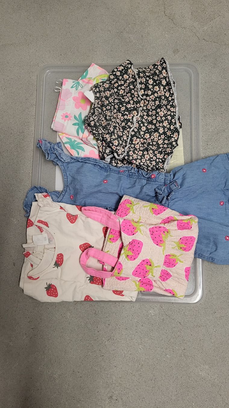 Lotti & Set di vestiti: Kleiderbox Grösse 98/104 – Usato da Winterthur venduto da kel_qhz6 2