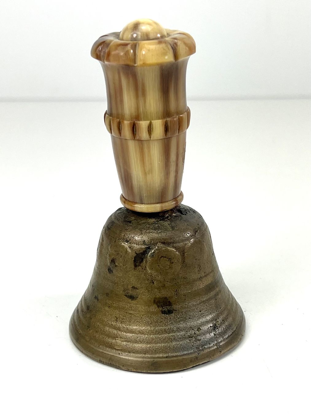 Glocken & Treicheln: Tischglocke Messing mit Horn Griff Antik – Gebraucht aus Zürich von Arche_Brockenhaus