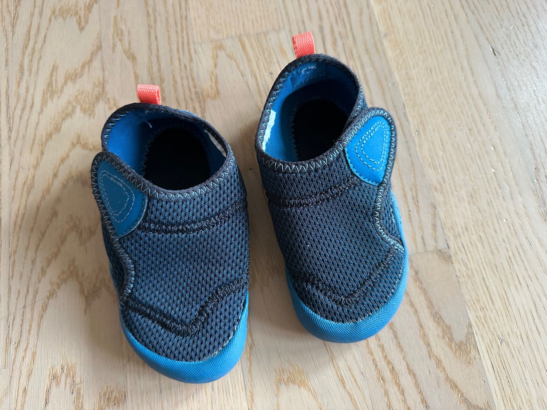 Scarpe per ragazzi: Geräte-/Turnschuhe Gr. 27 – Usato da Kleinandelfingen venduto da Elader