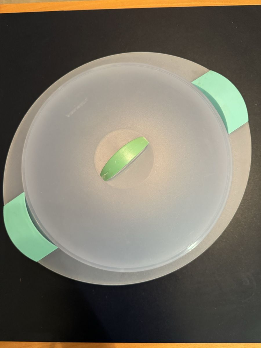 Tupperware Behälter & Ähnliches: Saladier Tupperware 4,5L avec couvercle – Gebraucht aus moudon von jaunejaunelapinjaune