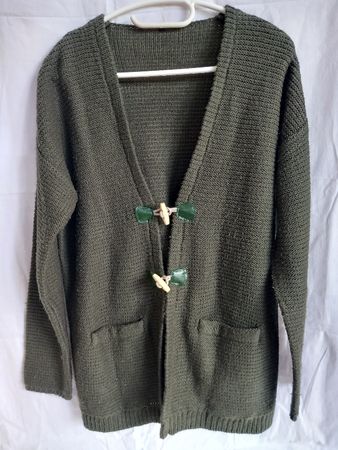 Cardigan en tricot vert à brandebourgs