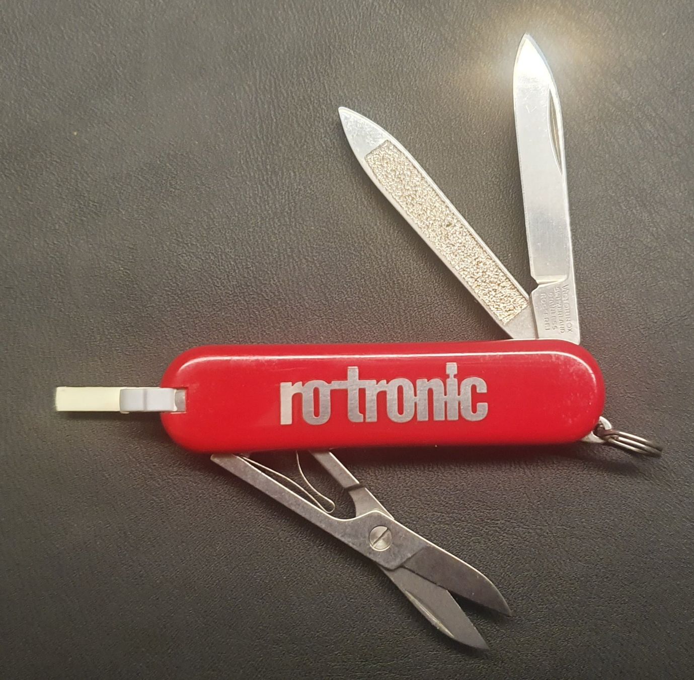 Victorinox Coltelli tascabile: 3 kleine Victorinox Taschenmesser mit Logo – Usato da Härkingen venduto da MarianneSi 2