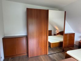 Grosser Kleiderschrank aus Kirschbaumholz mit Spiegeltür