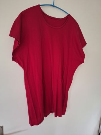 Rotes Sommer-T-Shirt