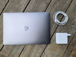 MacBook Pro 15" i7, 32GB, 1TB grau inkl. Ladekabel gebraucht
