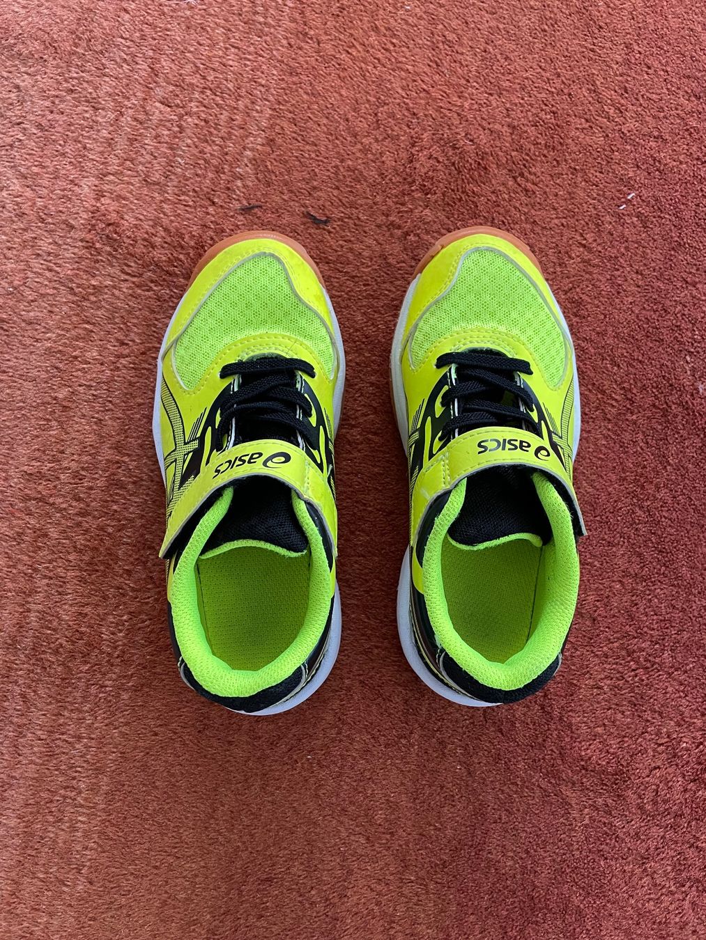 Asics Scarpe per ragazzi: Neuwertige Hallenschuhe Asics 28.5 – Usato da Landquart venduto da sar_tjn8
