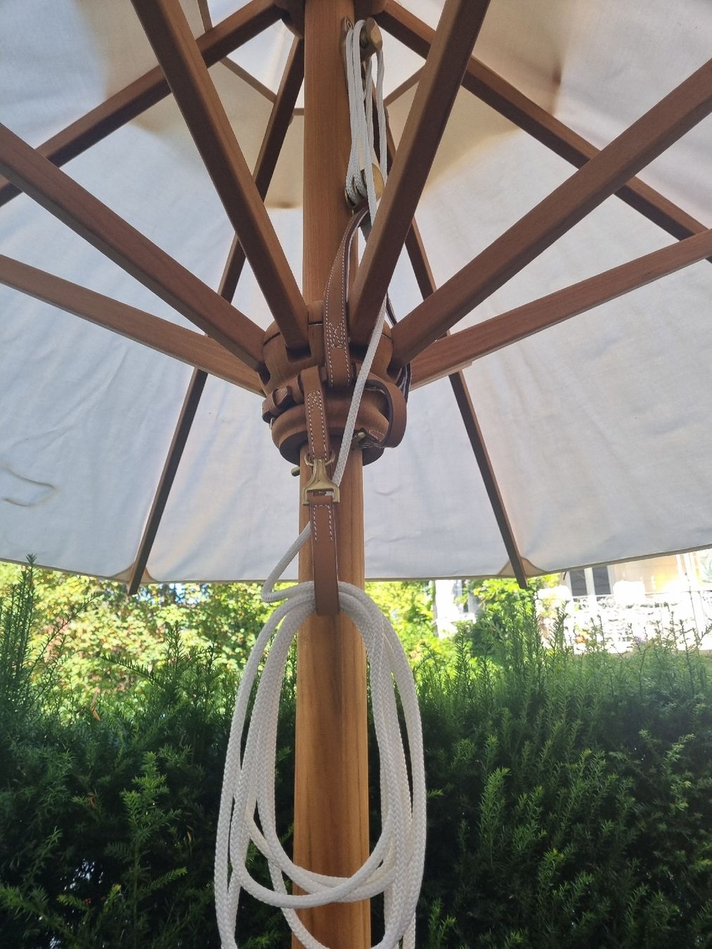 Parasols: Weisshäuptel Schirm mit Sockel mit Rollen – D'occasion à Zürich par eva4107 1