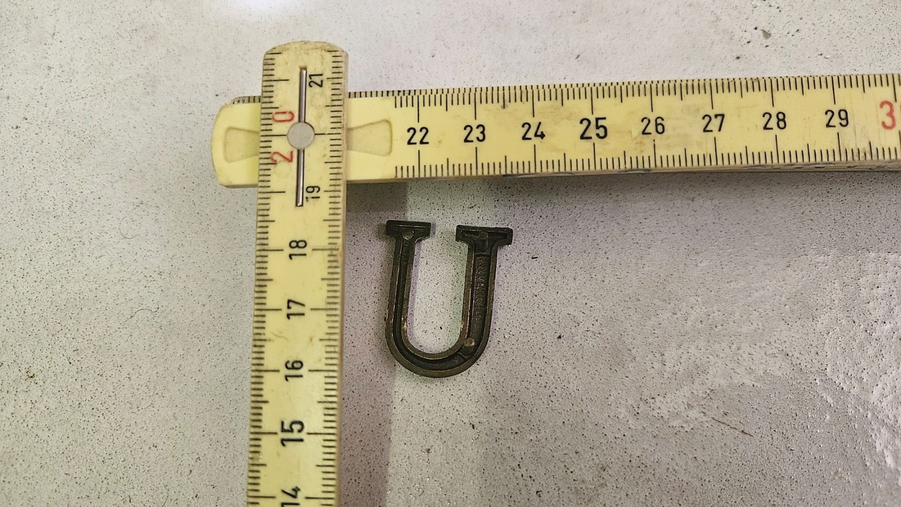 Tutte le decorazioni: 1 piccola lettera di metallo "U" – Usato da Melano venduto da H-Sara 1