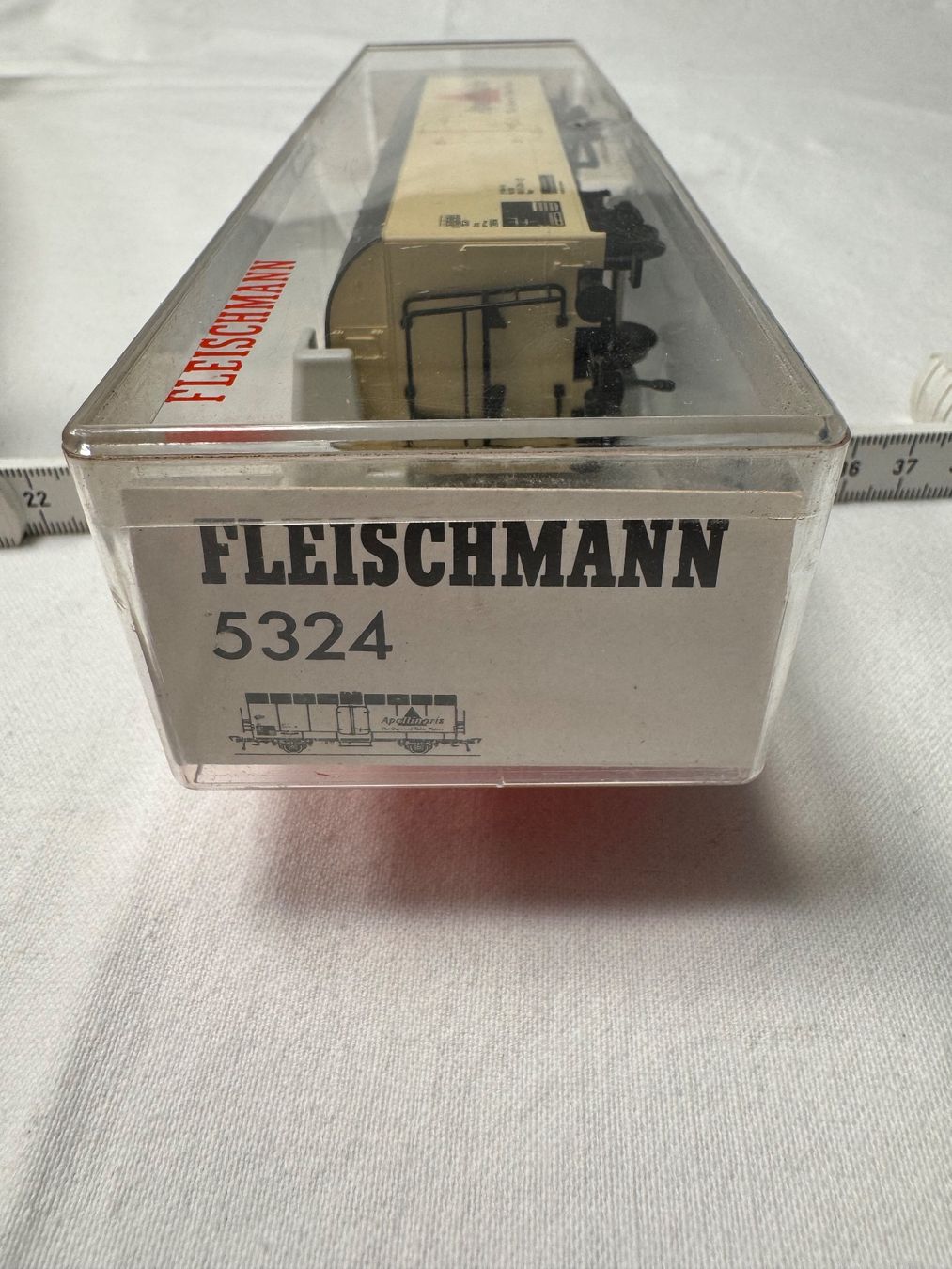Fleischmann Modelleisenbahnen: 2 Fleischmann Kühlwagen Apolinaris Set Spur H0 – Gebraucht aus Wettingen von 1coni1 4