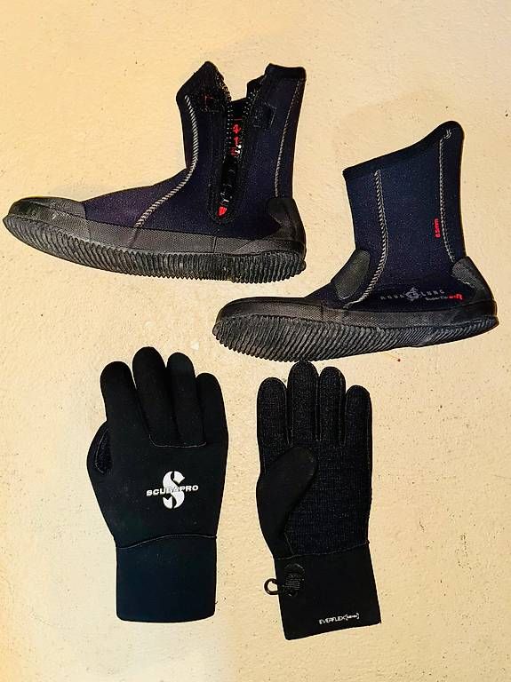 Mute per immersioni: Combinaison de plongée - palmes - botillons - gants – Usato da Vinelz venduto da Sevy100 3