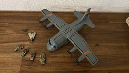 Militärflugzeug C-130 inkl. 4 Fahrzeugen und einem Jet