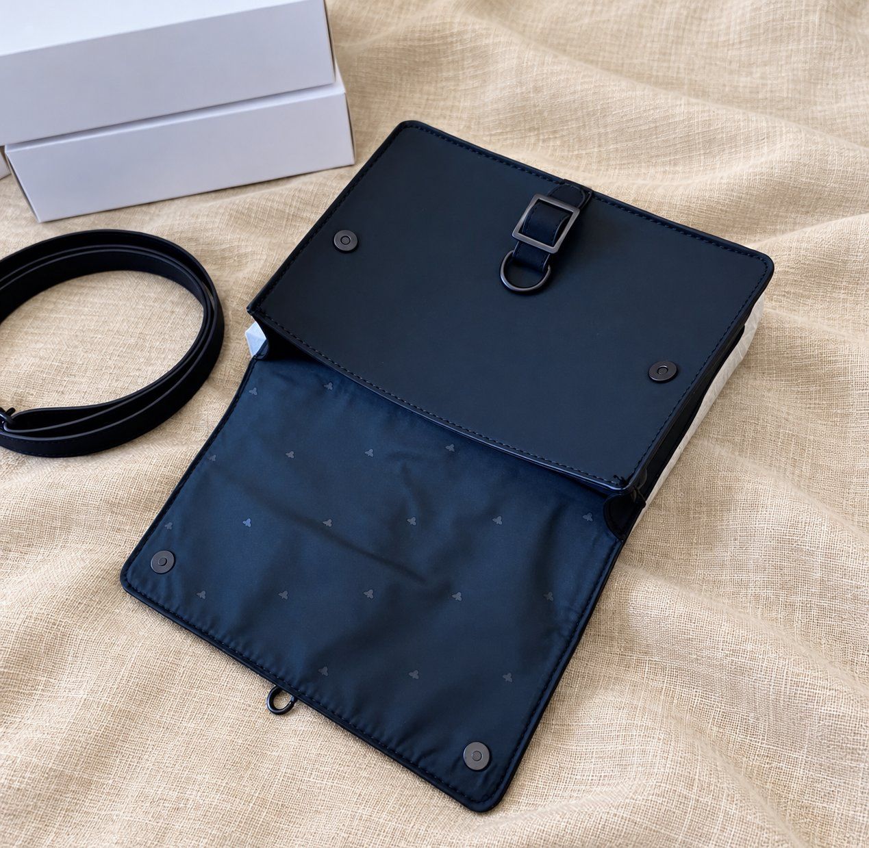 Dior Taschen: DIOR Black Bee Pouch with Shoulder Strap – Gebraucht aus Oberriet SG von MJANE 1