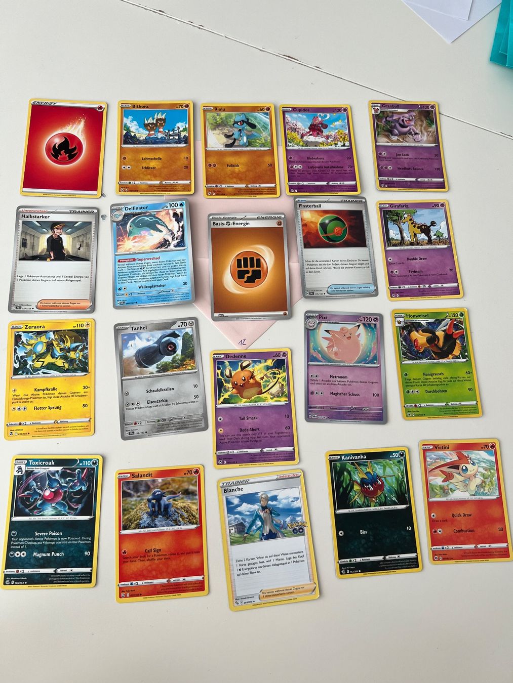 Pokémon Carte collezionabili: 20 Pokemon Karten Set diverse Modelle – Usato da Neuhaus SG venduto da Tanjach