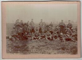 Soldaten beim Rasten, Foto, auf Karton geklebt, um 1915